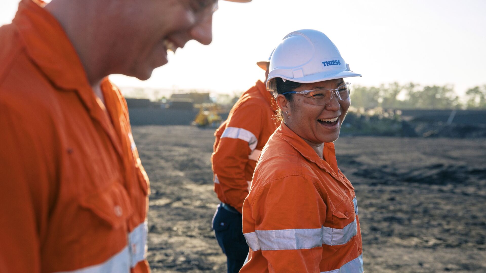 Kami berkomitmen untuk mengembangkan dan mempertahankan tenaga kerja yang terlibat dan inklusif yang mencerminkan beragam komunitas yang kami layani. 